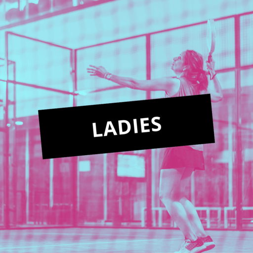 Une joueuse de padel en action sur le court, énergie et convivialité à Lille